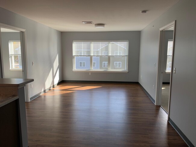 Building Photo - 10 E Ridge Dr