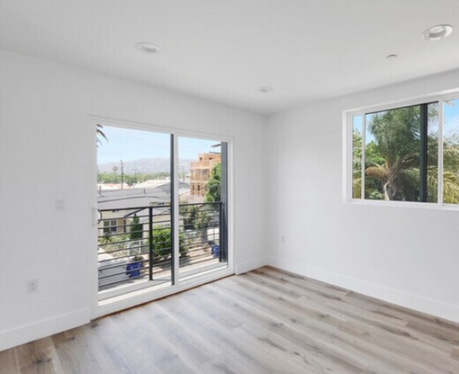 Building Photo - Newer Townhouse Available!