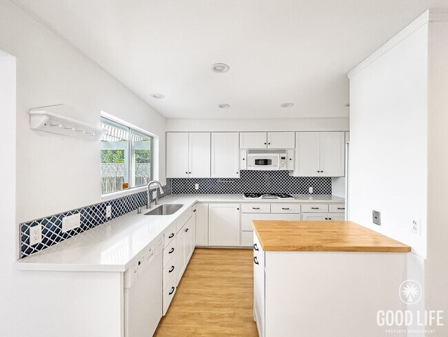 Building Photo - Beautiful 3BD/2BA W/ Private Pool, Garage, and A/C in Ocean Beach!