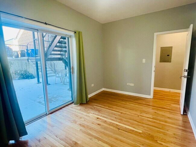 Building Photo - 1750 W Cermak Rd