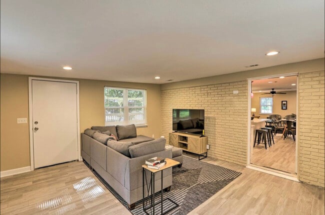 Building Photo - 2403 Hideaway Ct