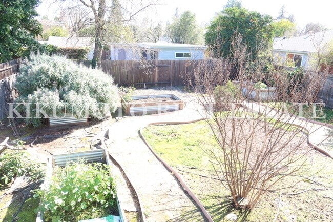 Building Photo - East Sacramento - 2 bedroom, 1 bath, 1 car garage