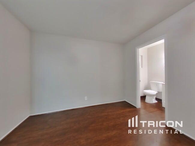 Building Photo - 325 Ladera Dr