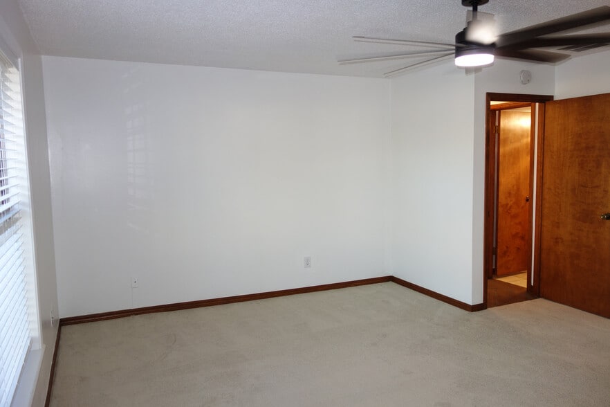 Master bedroom - 7116 S Indianapolis Ave