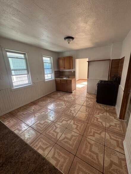 Primary Photo - 1115 Brewster St