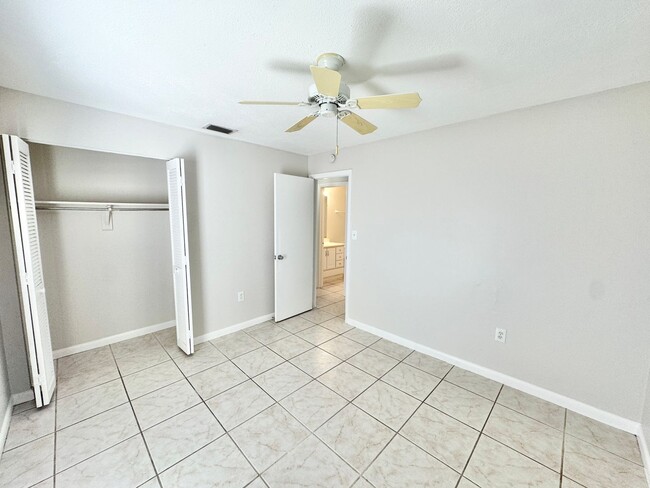 Building Photo - ** BONITA SPRINGS ** 2 BED / 1 BATH ** WES...