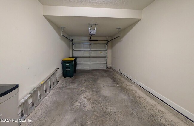 Building Photo - 6846 Roundleaf Dr