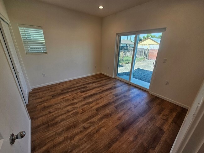 Building Photo - 3 Bedroom 2 Bathroom Duplex for Rent in Corning!