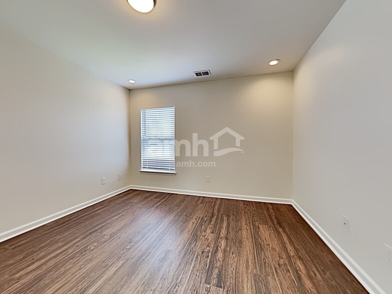 Building Photo - 305 Peters Creek Dr