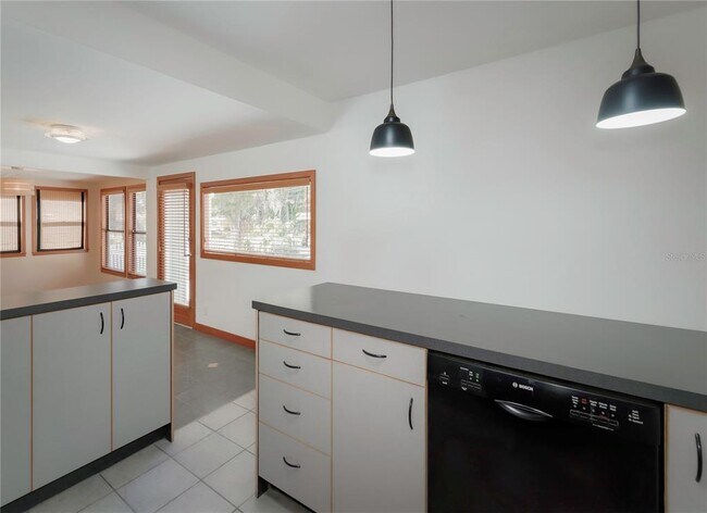 Building Photo - 1420 Alhambra Way S