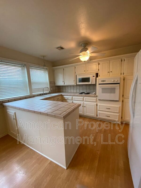 Building Photo - 1729 Melrose Dr