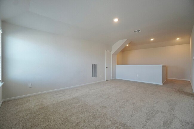 Building Photo - 115 Bethpage Dr