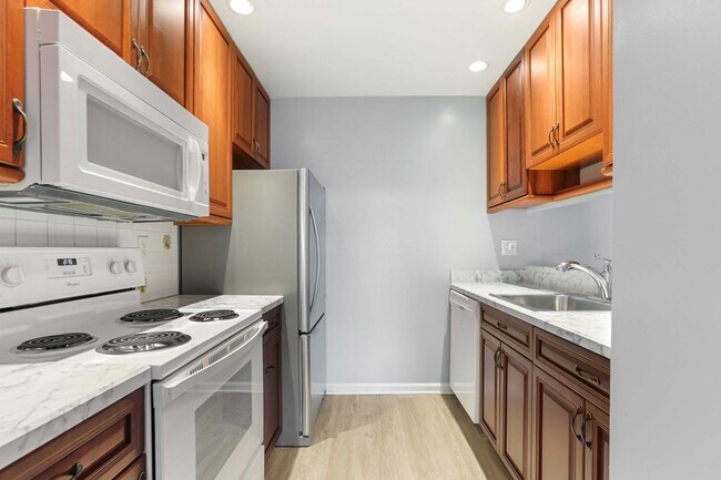 Building Photo - Charming Top Floor Condo with Pool View!!