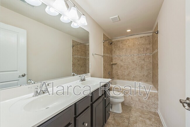 Building Photo - 2455 Silverthorn Dr