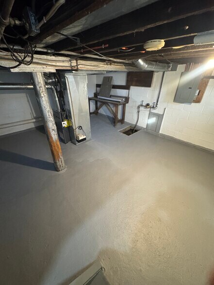 Building Photo - 1324 Kenwood Ave