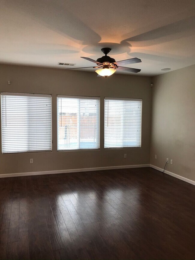 Building Photo - 3 Bedroom 2 Bathroom Home In Southwest Visalia with a Pool and SOLAR!