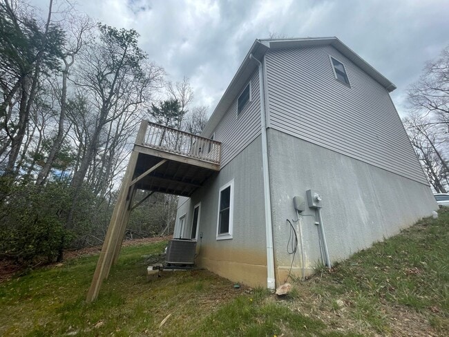 Building Photo - 350 Pinewood Cir