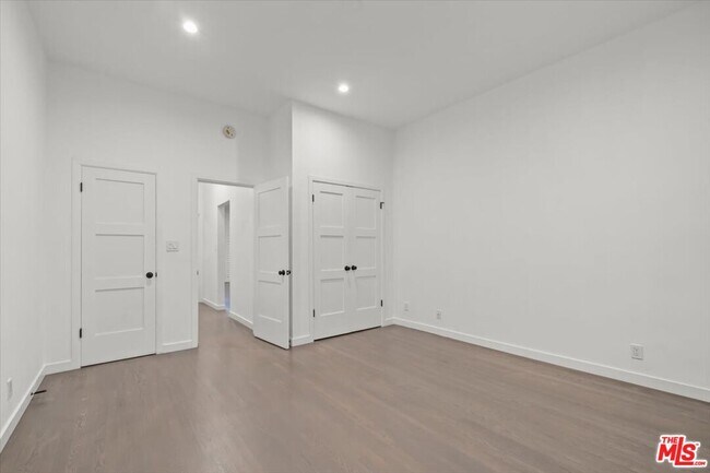 Building Photo - 1218 N La Cienega Blvd