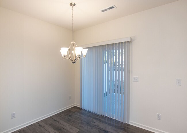 Building Photo - BEAUTIFUL 2 Bedroom Townhome in MIDLAND - Move in Special
