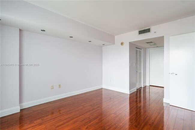 Building Photo - 1800 N Bayshore Dr