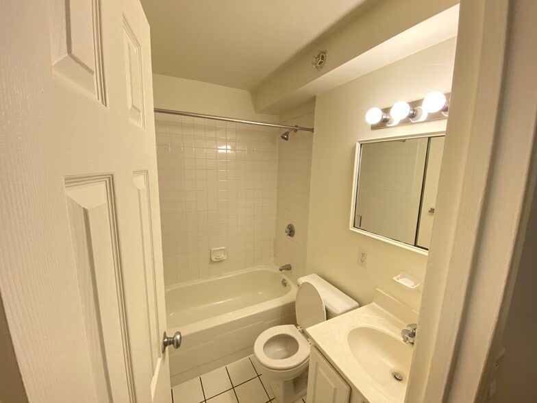 Full Bath - 185 Freeman St