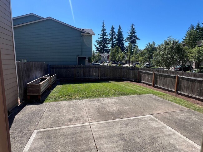 Building Photo - Ask about free rent... Nearly New, wonderf...