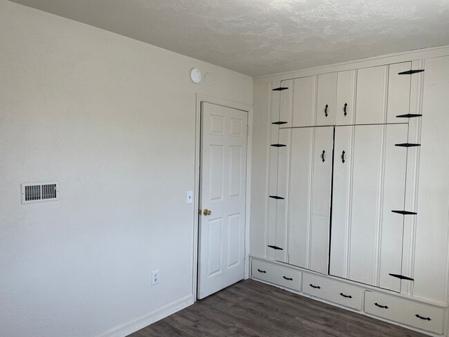 Building Photo - Newly Renovated-1 Bedroom 1 Bath Upstairs ...