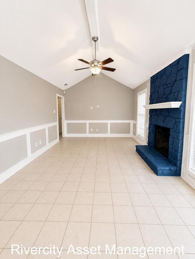 Building Photo - A Must-See GEM!!!!!! Fully renovated, fenced in yard & Pets Welcomed!!!!!!!