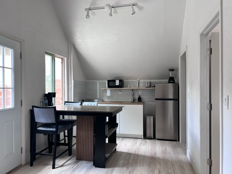 Building Photo - 496 Carr Ave