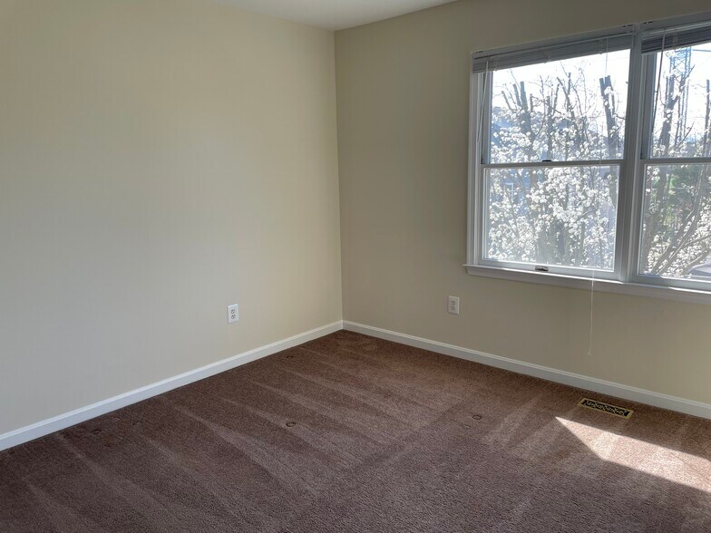 Building Photo - 203A Locust St SE