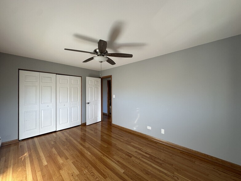 Building Photo - 1036 S River Rd