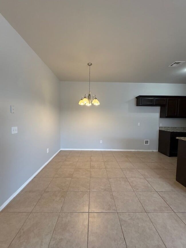 Building Photo - 3br 2ba duplex with 2 car garage!