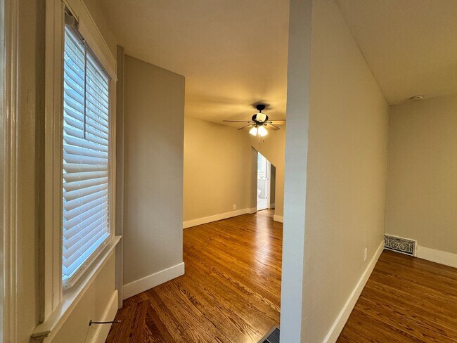 Building Photo - 715 18th St