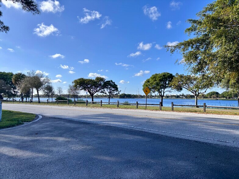 Building Photo - 1950 Lake Osborne Dr