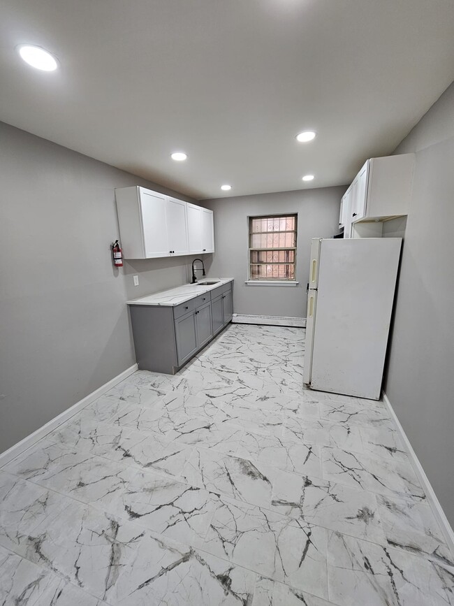 52-54 W Stratford Pl 1 - 54 W Stratford Pl