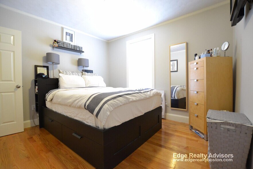 Building Photo - 33 Bigelow St