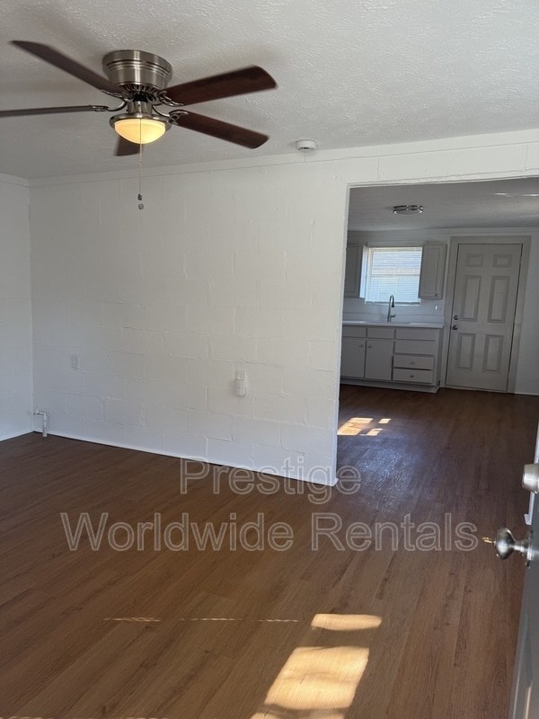 Building Photo - 102 Moore St