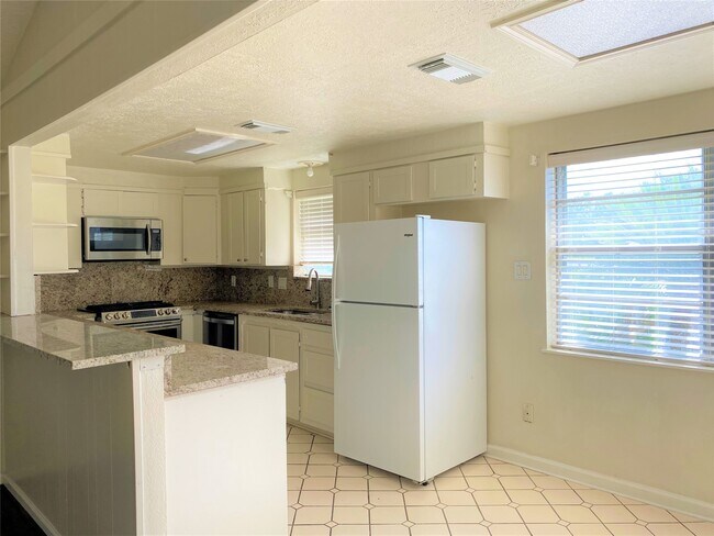 Building Photo - 803 Dogwood Ln