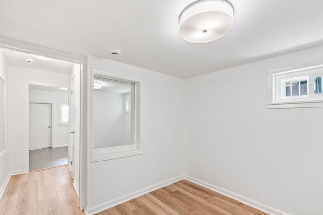 Building Photo - Remodeled 4Bd/2.5Ba Single-Family Home in ...