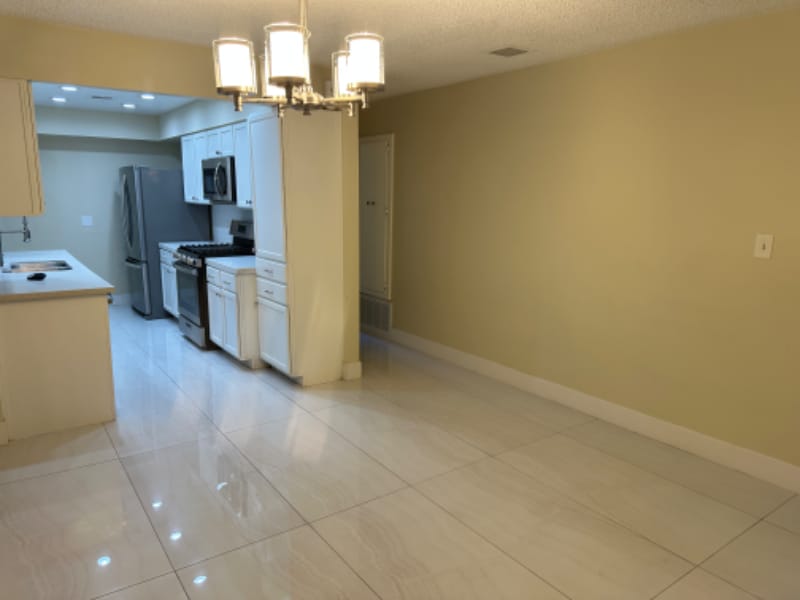 Building Photo - 704 Mc Dermit St