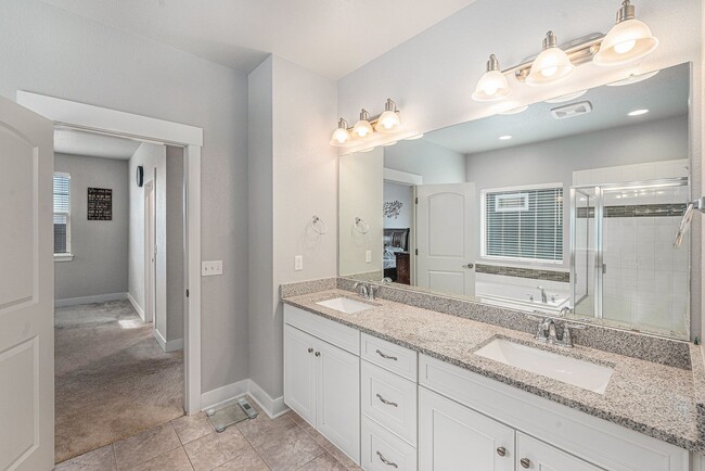 Building Photo - Gorgeous 4 bed 3.5 bath Home Available in ...