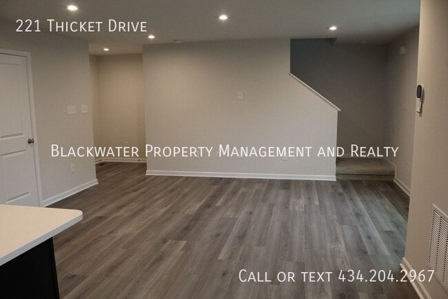 Building Photo - 221 Thicket Dr