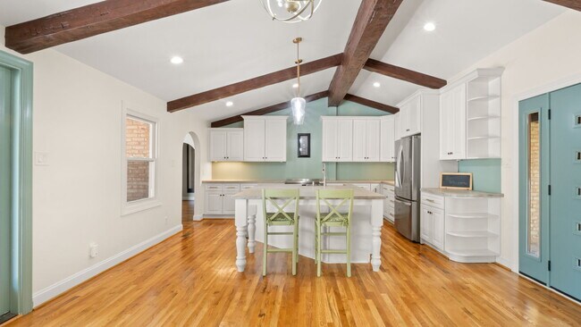 Building Photo - 5745 Riviere Dr