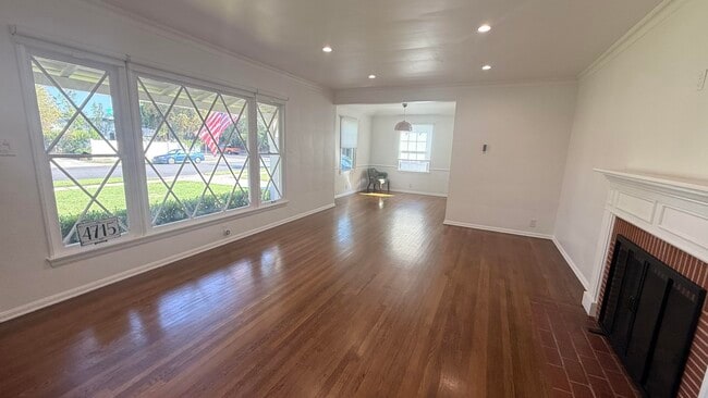 Original windows in living room - 4715 Allott Ave