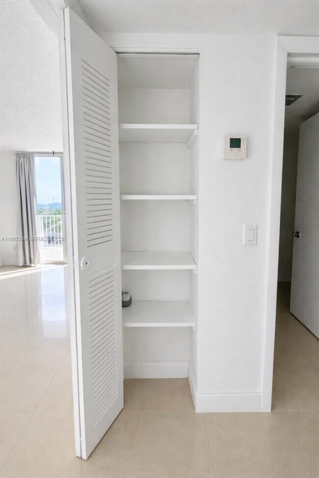 Building Photo - 1801 S Treasure Dr