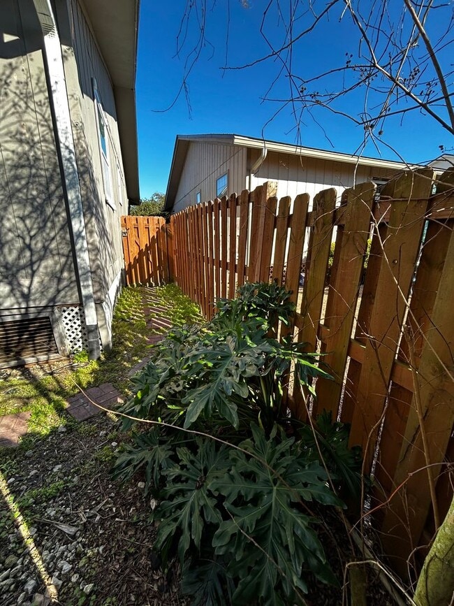 Building Photo - 1005 11th Ct