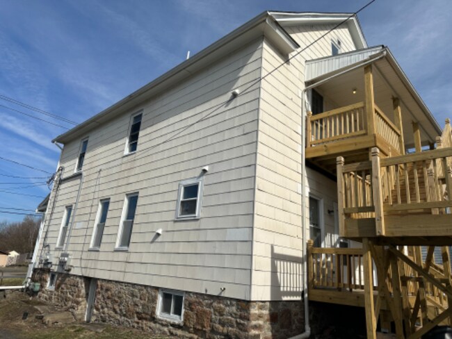 Building Photo - 618 Gibbons St