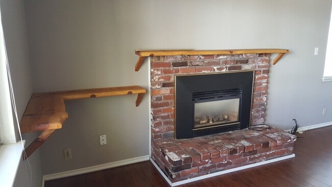 Building Photo - Cozy and clean home in the county near the...