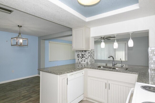 Building Photo - 12111 Meadowbrook Ln