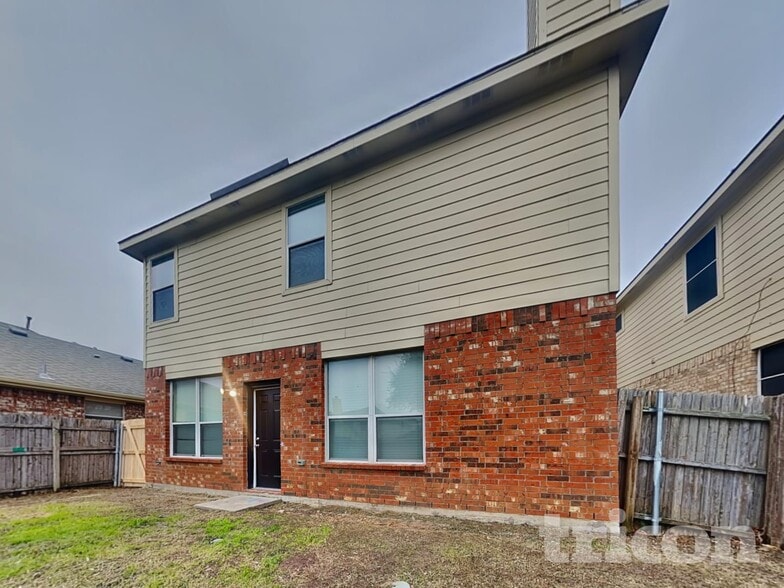 Building Photo - 2705 Lynx Ln